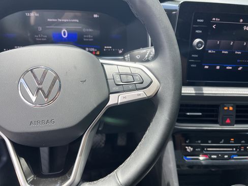 Certified 2025 Volkswagen Taos SE AWD/4WD image 17