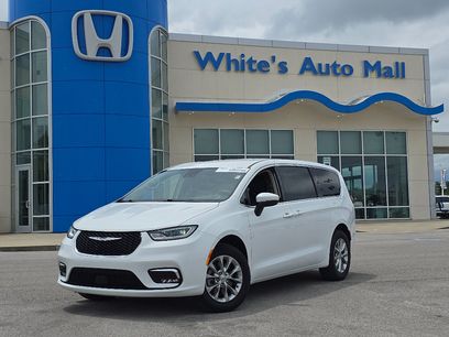 Used 2023 Chrysler Pacifica Touring-L