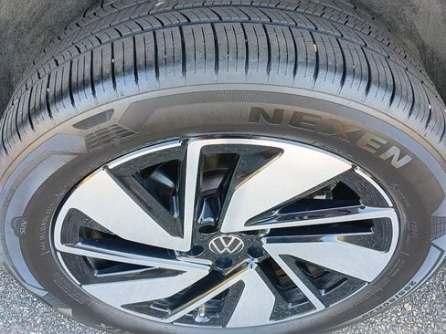 Used 2025 Volkswagen Atlas SE AWD/4WD image 11