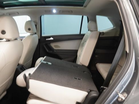 Used 2018 Volkswagen Tiguan SEL Premium w/ 3rd Row Seat Package AWD/4WD image 28