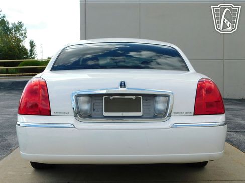 Used 2003 Lincoln Town Car Executive image 15