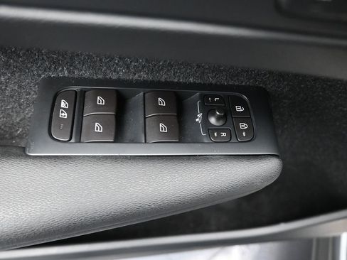 Used 2019 Volvo XC40 T5 R-Design image 21