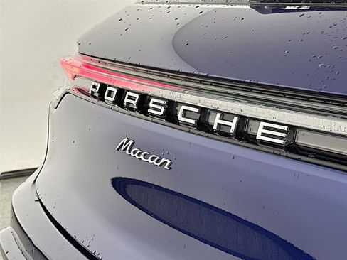 Certified 2024 Porsche Macan AWD/4WD image 17