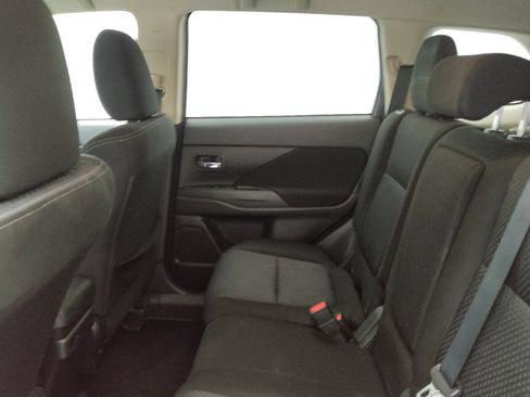 Used 2018 Mitsubishi Outlander SE image 18