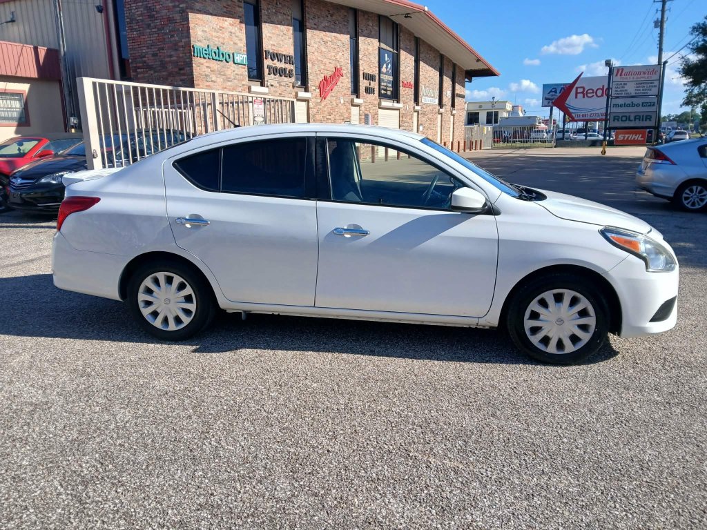 Used 2016 Nissan Versa SV FWD image 4