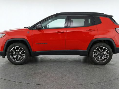 Used 2025 Jeep Compass Trailhawk AWD/4WD image 5
