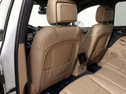 Used 2025 Porsche Macan image 40