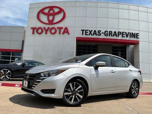 Used 2025 Nissan Versa SV FWD image 2