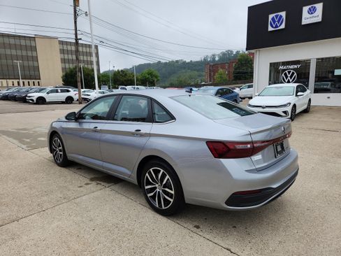 New 2025 Volkswagen Jetta SE image 3