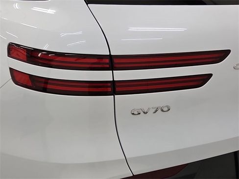 Used 2026 Genesis GV70 2.5T Select image 17