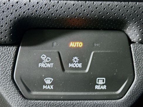 Used 2025 Volkswagen Atlas SE image 17