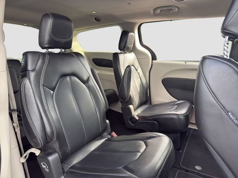 Used 2023 Chrysler Pacifica Touring-L FWD image 18