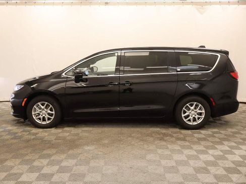 Used 2025 Chrysler Pacifica Select FWD image 10