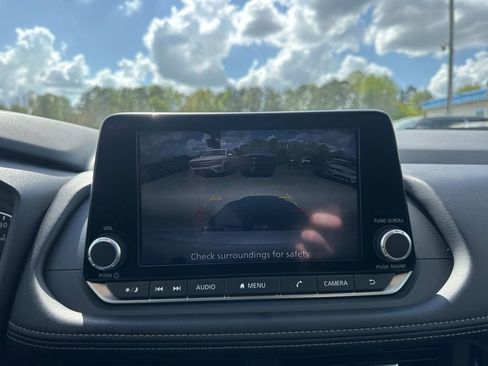 Used 2025 Nissan Rogue SV image 18