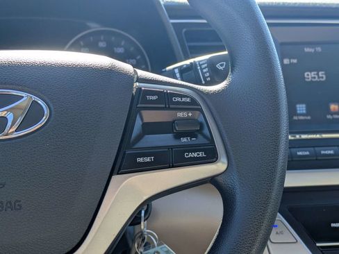 Used 2017 Hyundai Elantra SE FWD image 23