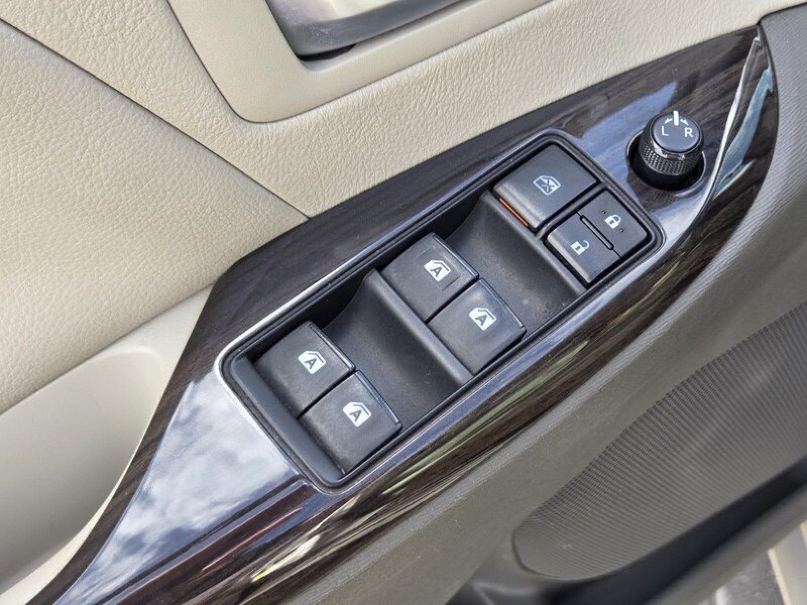 Used 2017 Toyota Sienna XLE Premium FWD image 26