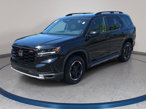 Used 2025 Honda Pilot TrailSport image 1