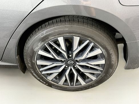 Used 2025 Nissan Altima 2.5 SV FWD image 11