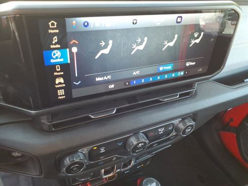 Used 2025 Jeep Wrangler Willys image 32