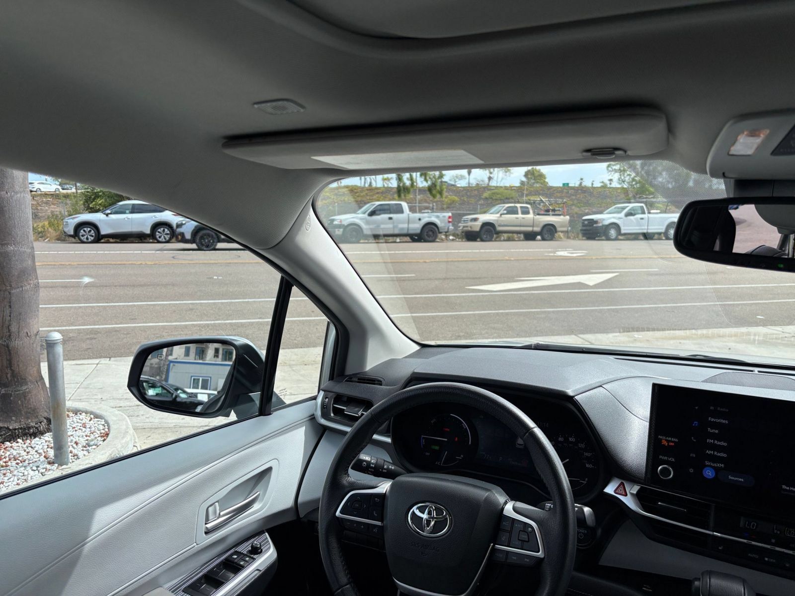 Used 2025 Toyota Sienna XLE FWD image 36