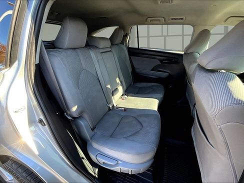 Used 2021 Toyota Highlander LE image 24
