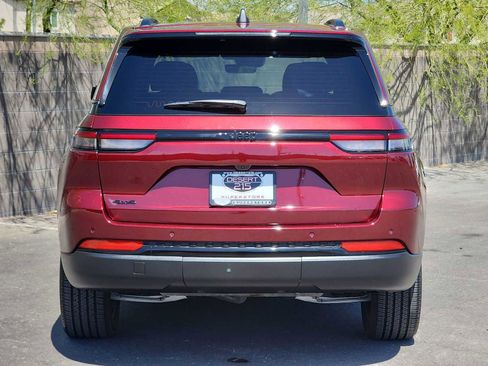 Used 2025 Jeep Grand Cherokee Altitude AWD/4WD image 8