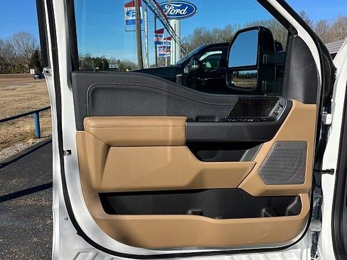 Used 2025 Ford F350 Lariat image 4