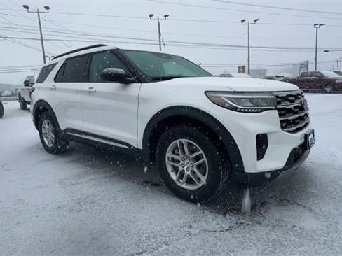 Used 2025 Ford Explorer Active image 2