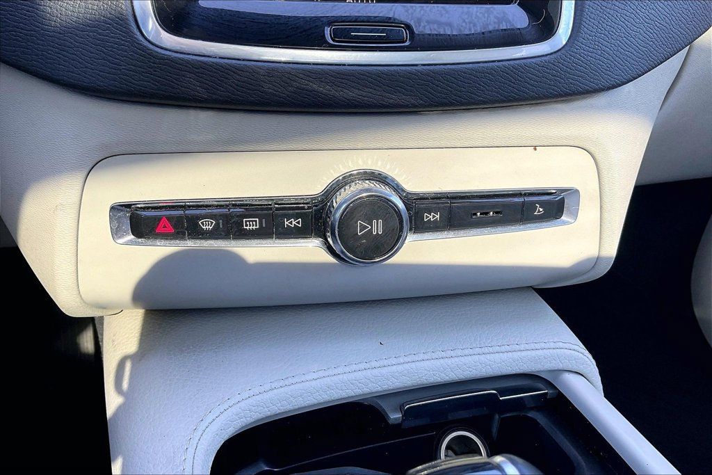 Used 2022 Volvo XC90 T5 Momentum AWD/4WD image 15