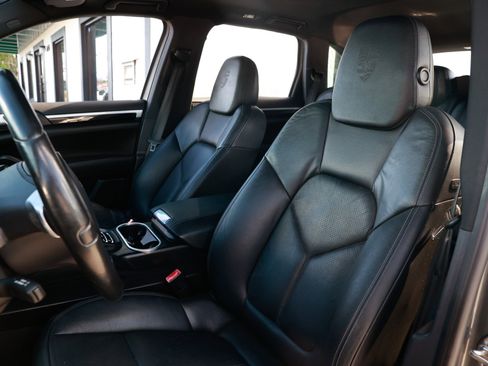 Used 2014 Porsche Cayenne Platinum Edition image 9