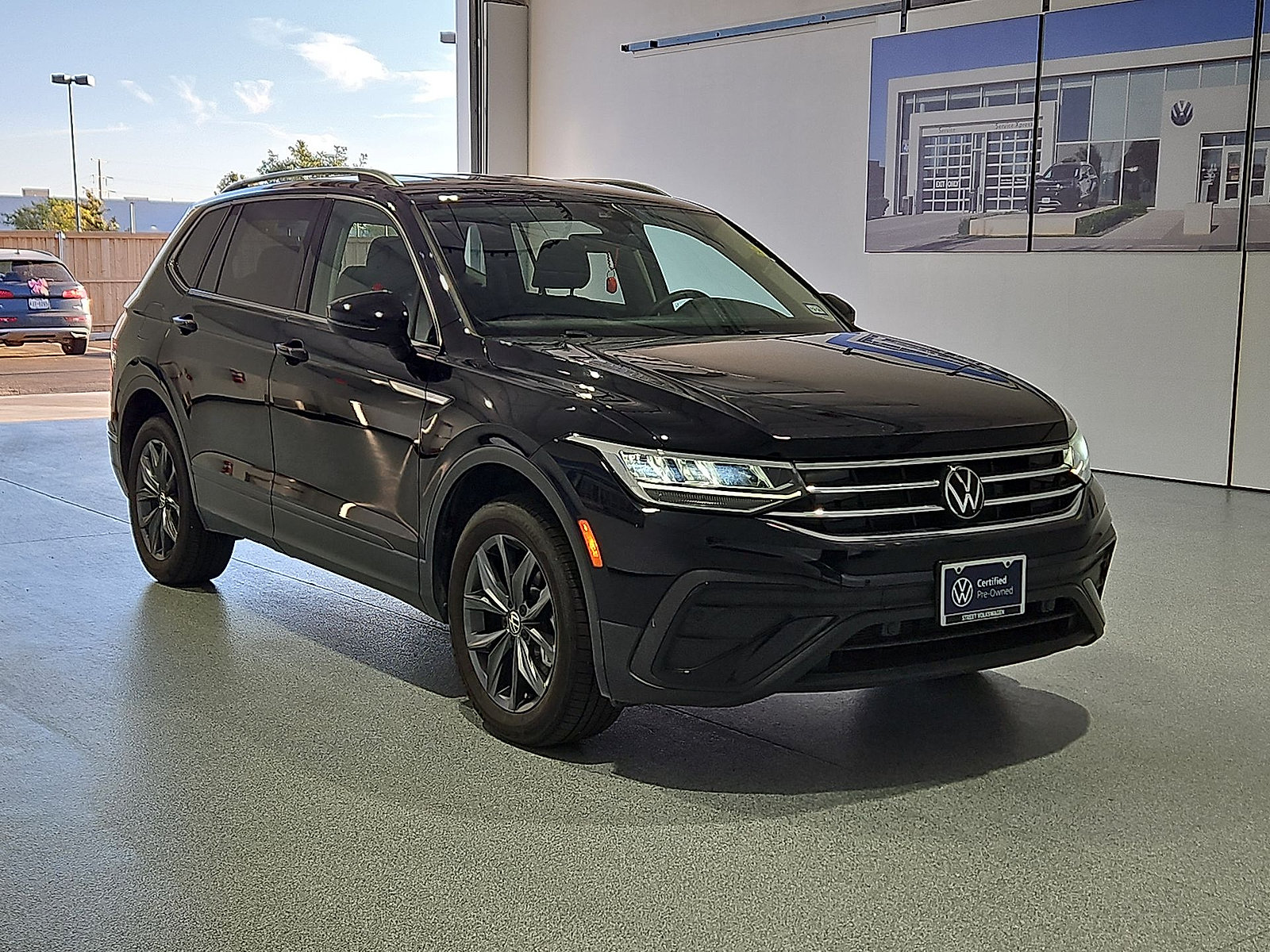Certified 2024 Volkswagen Tiguan SE FWD image 2