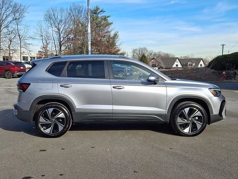 Certified 2025 Volkswagen Taos SE w/ Panoramic Sunroof Package image 12