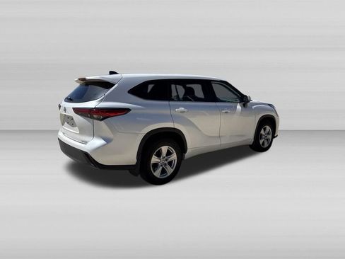 Used 2022 Toyota Highlander LE AWD/4WD image 5