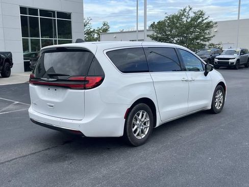 Used 2024 Chrysler Pacifica Touring-L FWD image 3