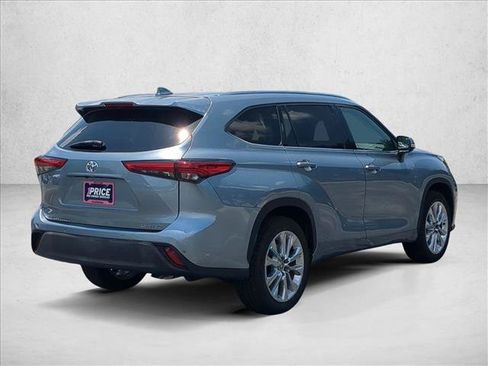 Used 2023 Toyota Highlander Limited FWD image 5