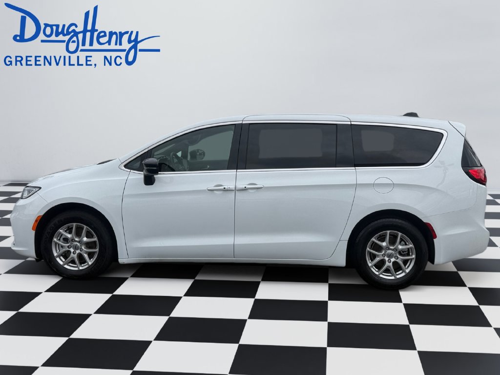 Used 2025 Chrysler Pacifica Select FWD image 2