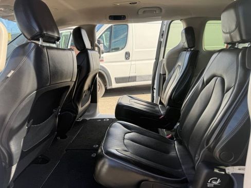Used 2020 Chrysler Pacifica Touring-L FWD image 14