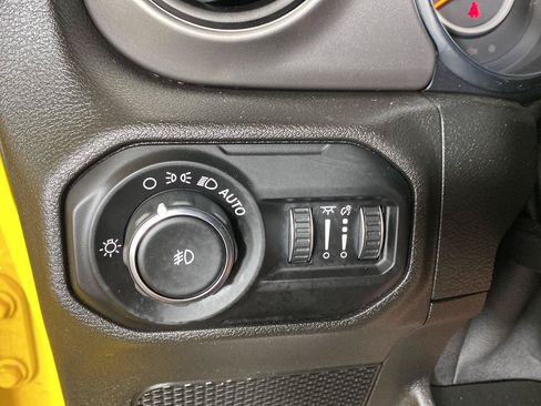 Used 2019 Jeep Wrangler Sport AWD/4WD image 12