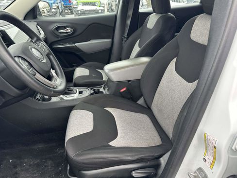 Used 2014 Jeep Cherokee Sport image 19