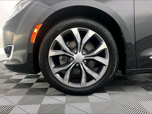 Used 2017 Chrysler Pacifica Limited w/ UConnect Theater Package FWD image 8