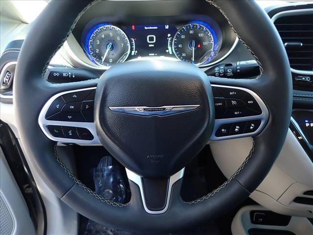 Used 2023 Chrysler Pacifica Touring-L AWD/4WD image 15
