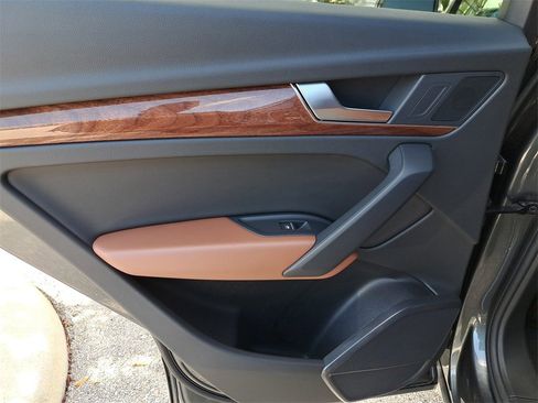 Used 2023 Audi Q5 2.0T Premium w/ Convenience Package image 29