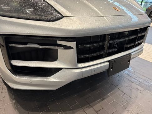 Used 2025 Porsche Cayenne AWD/4WD image 16