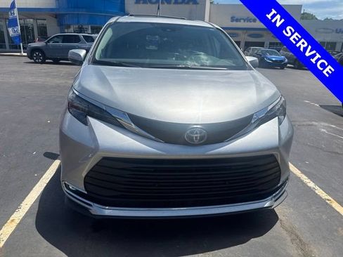 Used 2024 Toyota Sienna XLE w/ XLE Plus Package AWD/4WD image 2