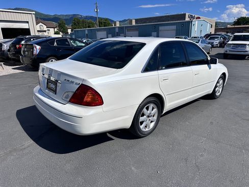Used 2001 Toyota Avalon XLS FWD image 3