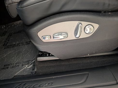 Used 2025 Porsche Macan image 31