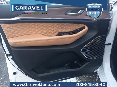 Used 2023 Jeep Grand Cherokee L Summit w/ Luxury Tech Group V image 34