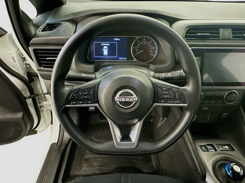 Used 2025 Nissan Leaf S image 18