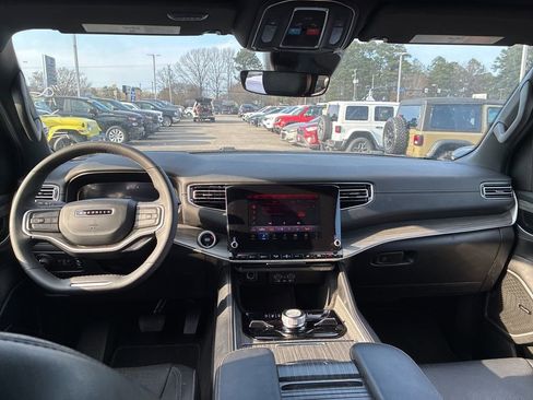 Used 2024 Jeep Wagoneer Series III image 19