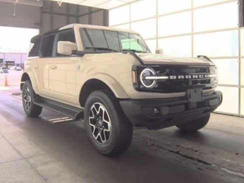 Used 2025 Ford Bronco Outer Banks AWD/4WD image 3